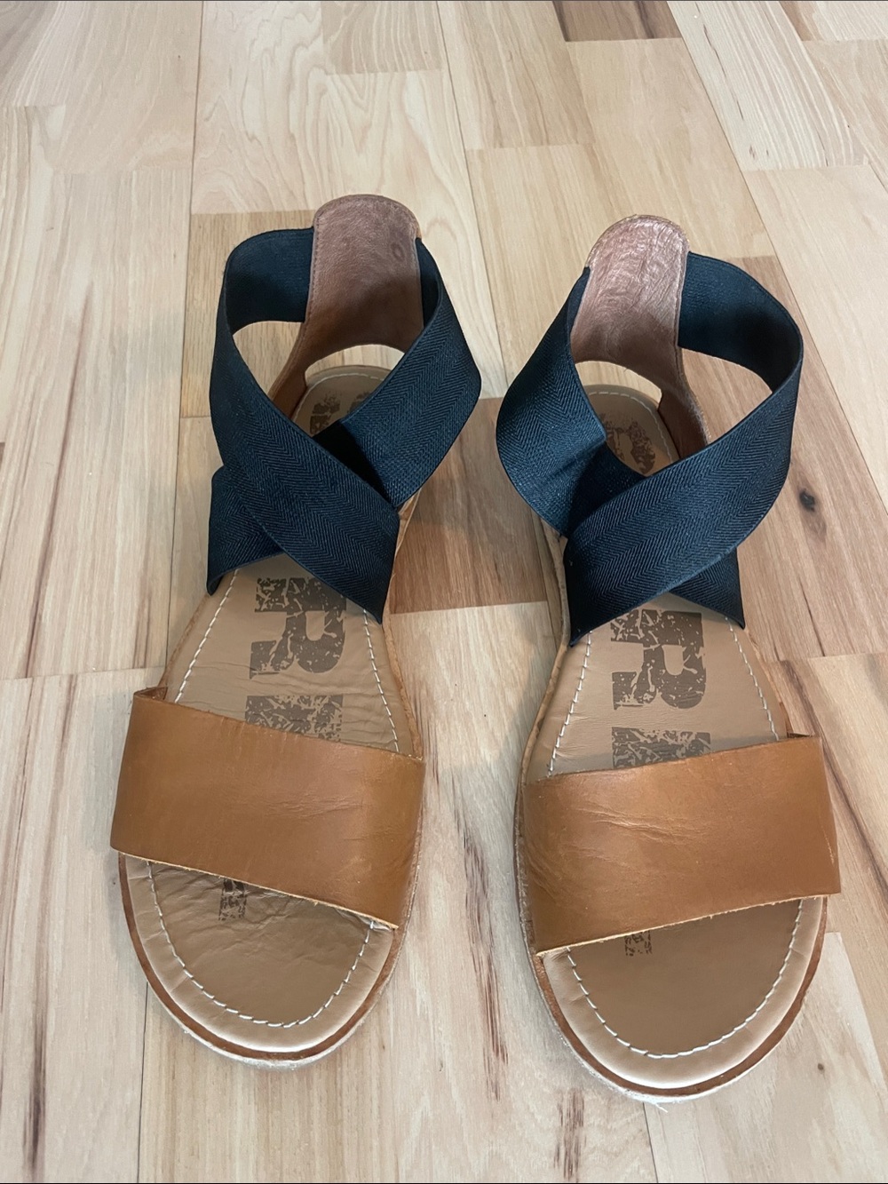 Women’s Tan Leather & Black Elastic Crossband Sandals